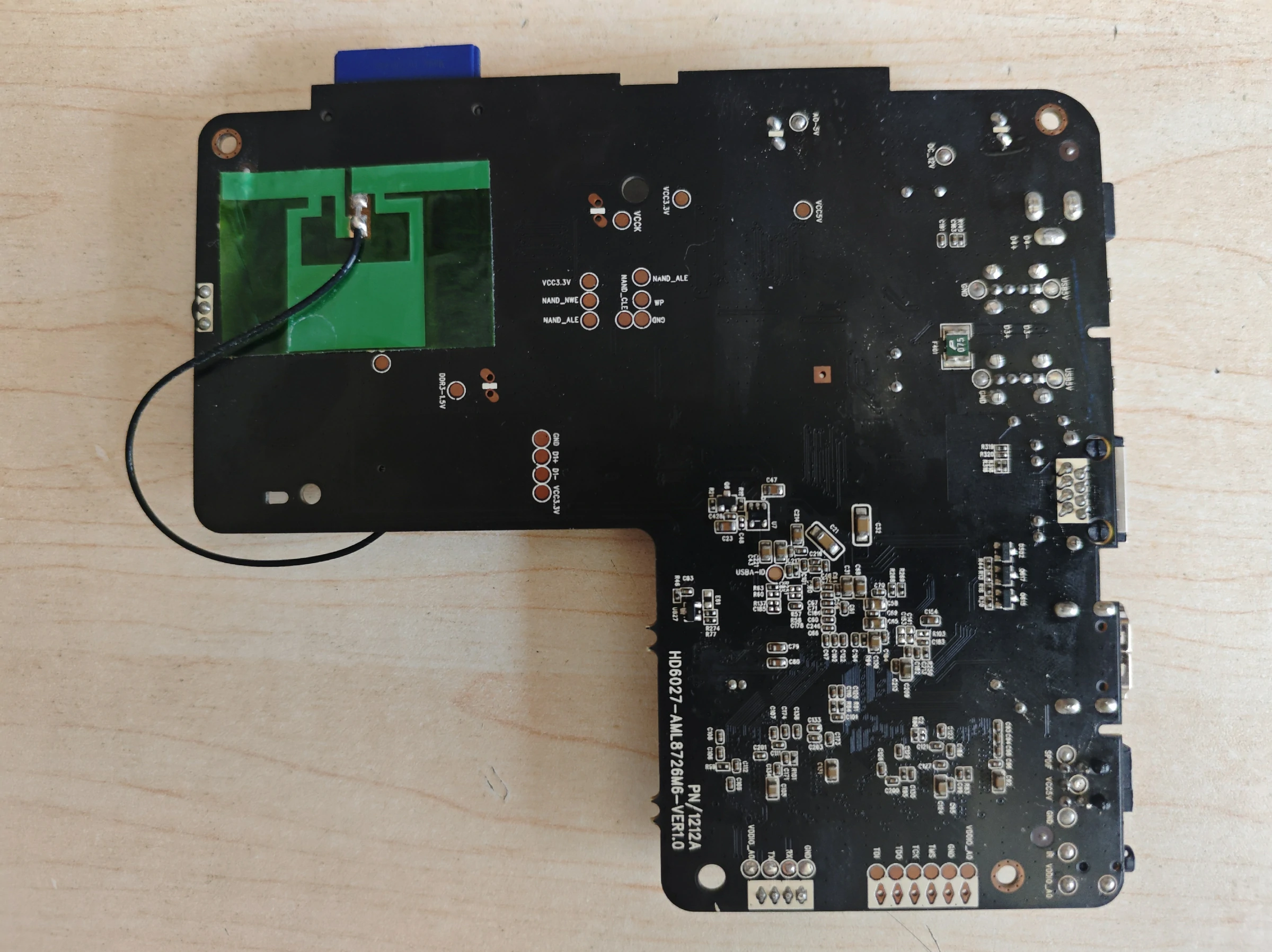 样机主板背面,可见 PCB 编号以及 UART/JTAG 丝印。