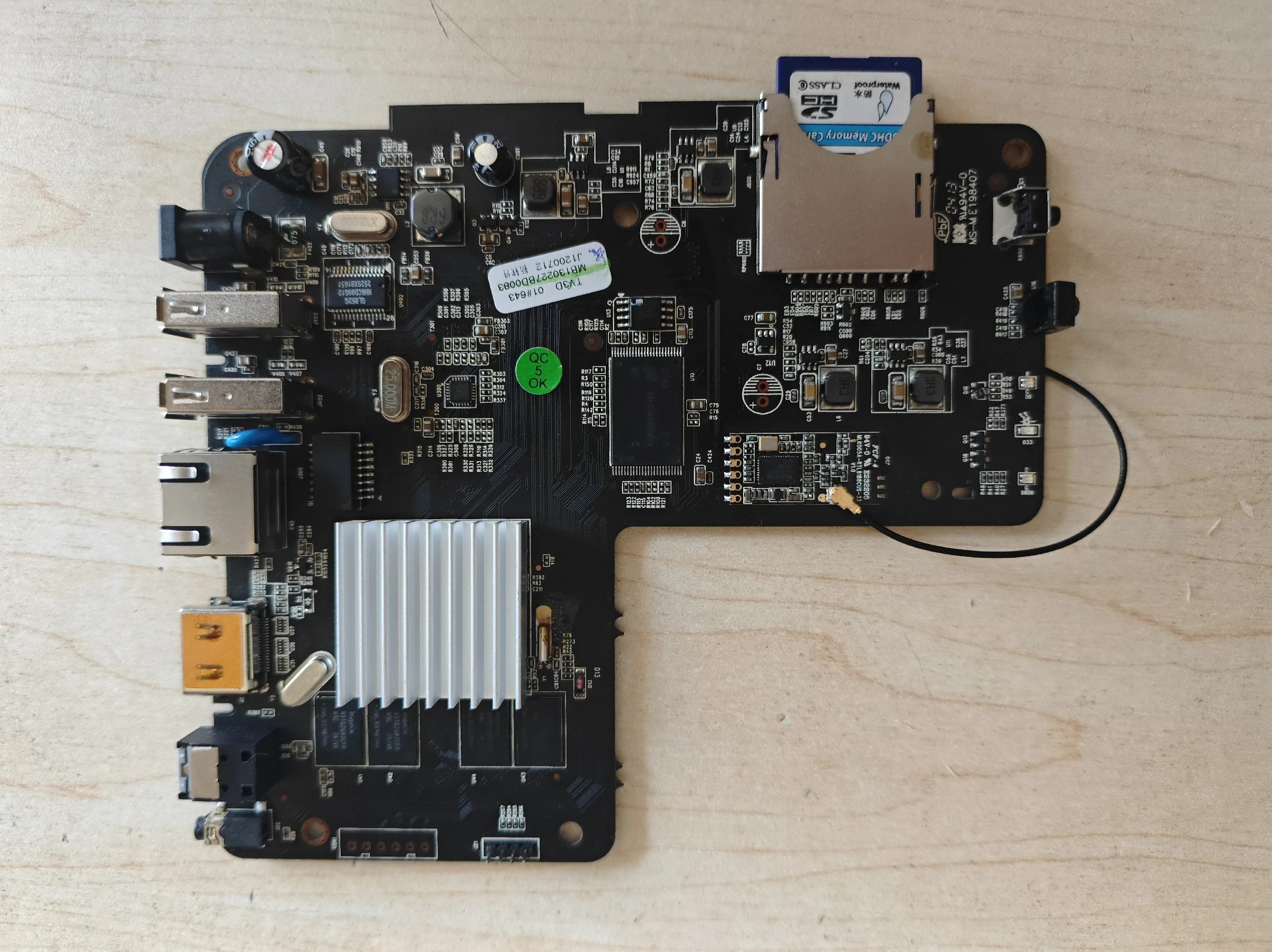 样机主板正面。外壳型号之外,PCB 和主要芯片才是可复核信息。