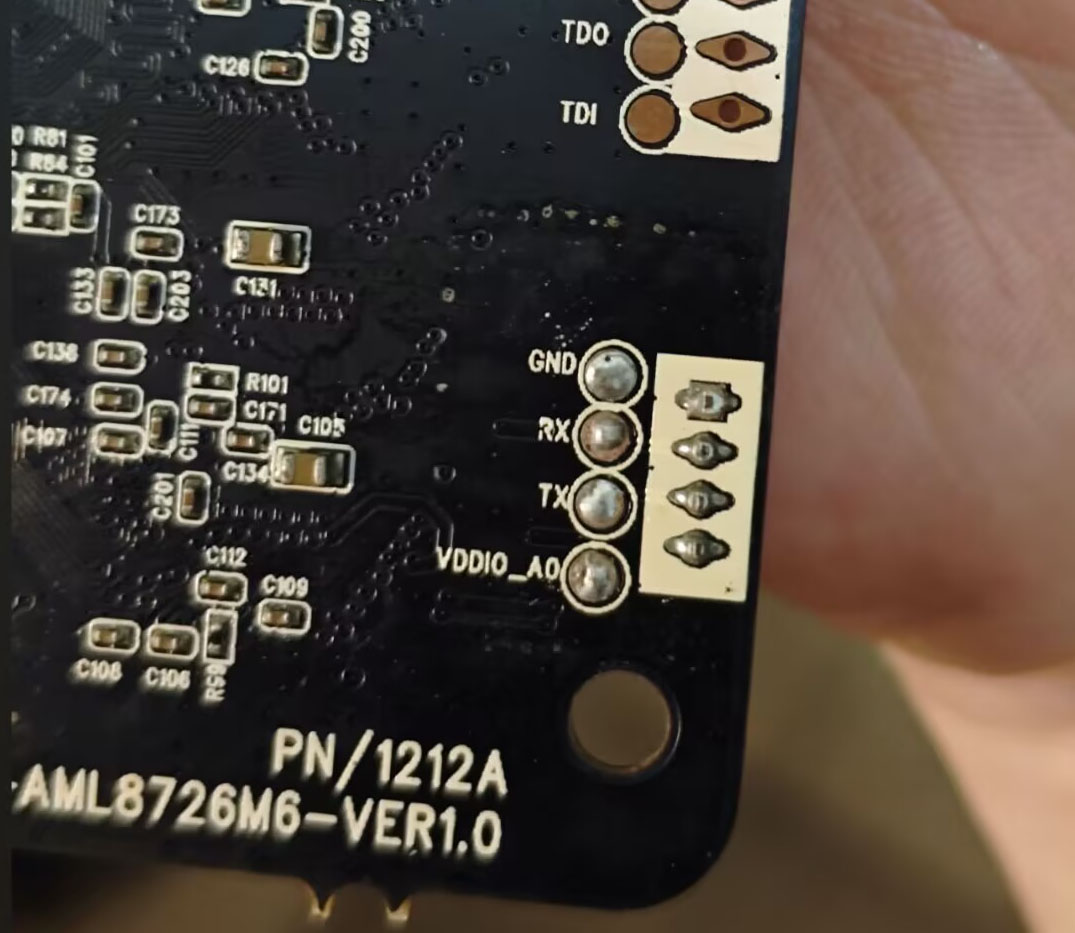 UART 焊盘特写。此排列只对照片中的 PCB 修订版成立。